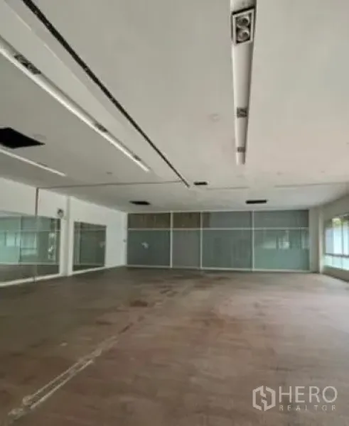 พื้นที่ขายปลีก ให้เช่าในPrawet, Bangkok - โถงโชว์รูมแบบเปิดโล่งในเขตประเวศ ผนังกระจก กระจกเงา และไฟเพดานครบ