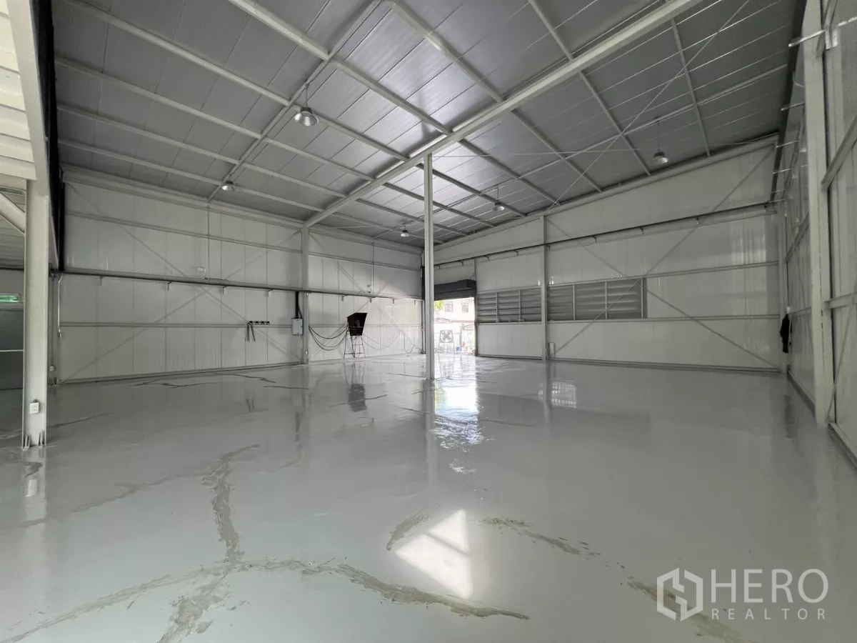 Warehouse for rent in Bang Na, Bangkok - Warehouse floor view toward glass-front mezzanine offices and service rooms.