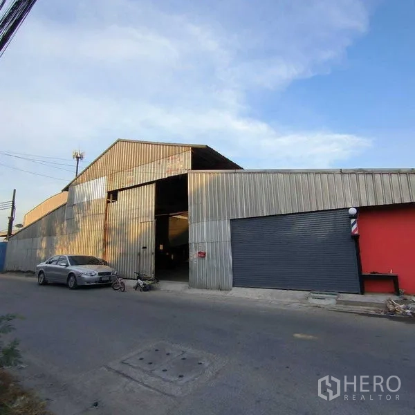 货栈 出租在Saphan Sung, Bangkok - 金属外立面的仓库，配大卷帘门，临街出入口。
