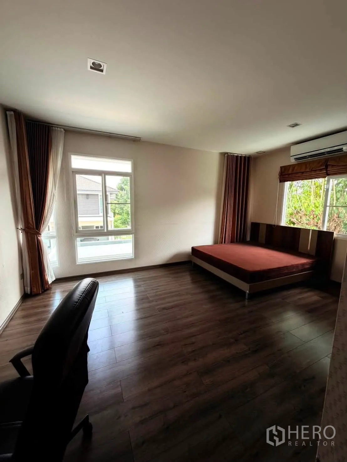Detached House for rent in Bang Phli, Samut Prakan - Spacious bedroom with floor-to-ceiling windows and bed platform.