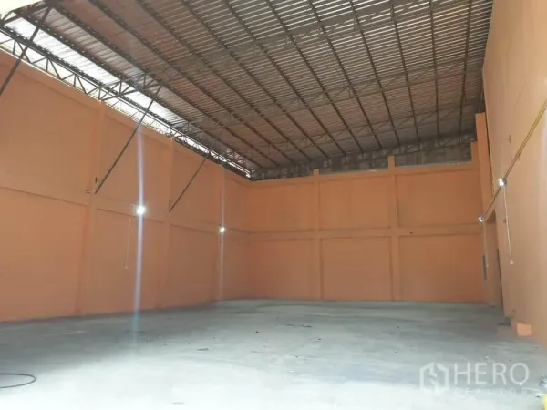 Warehouse for rent in Din Daeng, Bangkok - Spacious warehouse interior with high ceiling, steel truss roof and polished concrete floor.