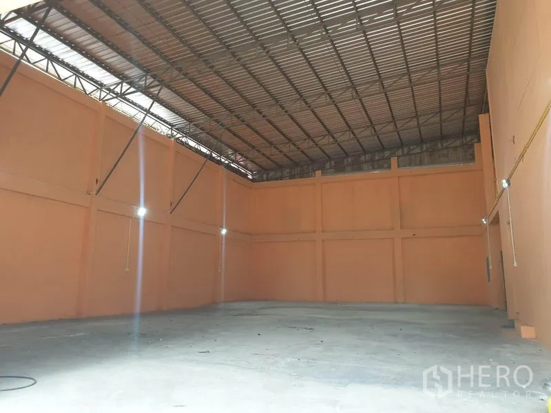 Warehouse for rent in Din Daeng, Bangkok - Spacious warehouse interior with high ceiling, steel truss roof and polished concrete floor.