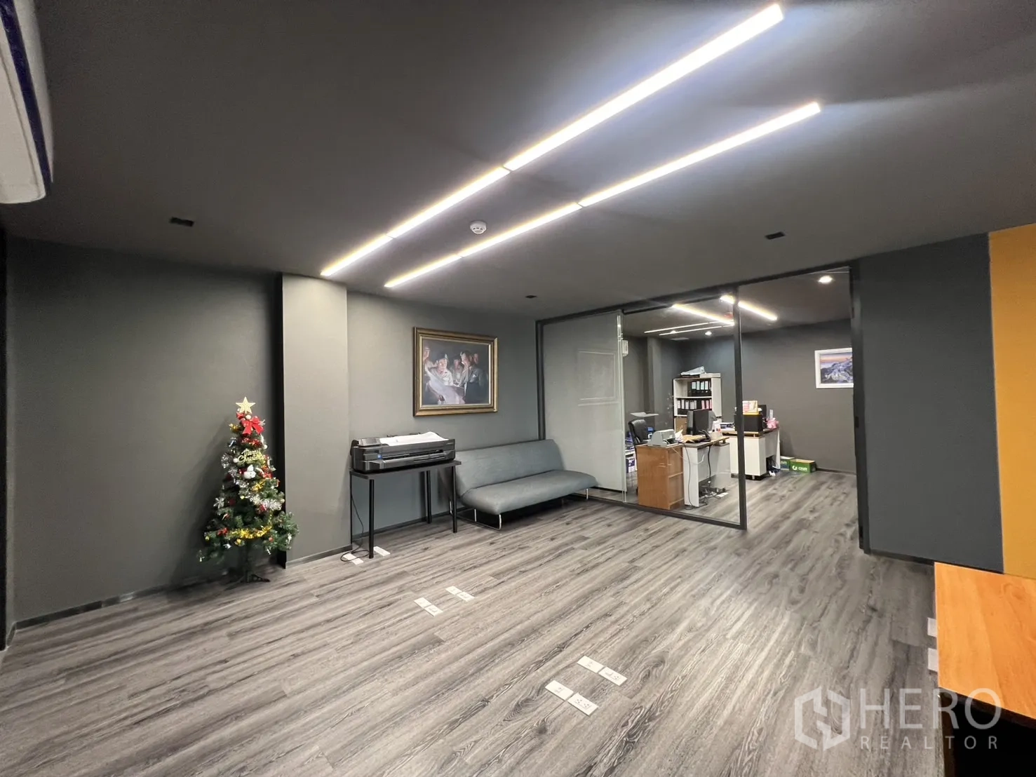 คลังสินค้า ขายในLat Krabang, Bangkok - มุมนั่งรอพร้อมโซฟา และออฟฟิศส่วนตัวกั้นกระจก.