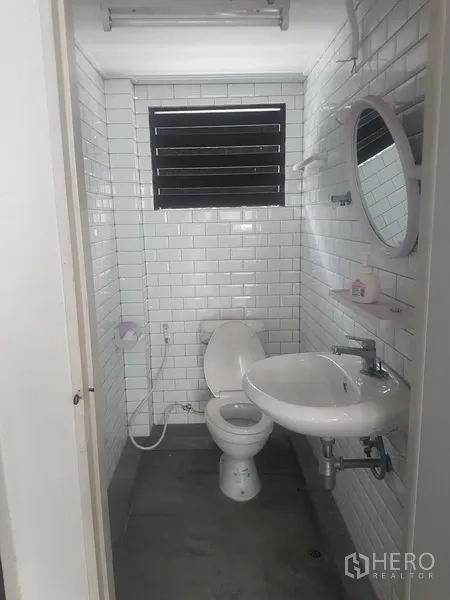 สำนักงานที่บ้าน ขายในKhlong Toei, Bangkok - ห้องน้ำขนาดกะทัดรัด ผนังกระเบื้องสับเวย์ อ่างล้างหน้าและโถสุขภัณฑ์
