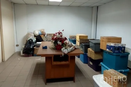 โรงงาน ขายในBang Phli, Samut Prakan - ห้องเก็บของมีโต๊ะและกล่องพลาสติกจัดเรียงหลายใบ.