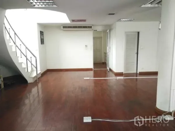 สำนักงานที่บ้าน ให้เช่าในSaphan Sung, Bangkok - โซนออฟฟิศกว้าง พร้อมบันไดโค้ง ผนังสีขาว และพื้นไม้