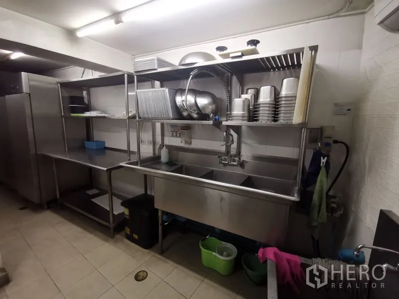 店屋 出租在Bangkok - 后场清洗区，三槽不锈钢水槽与开放式置物架。