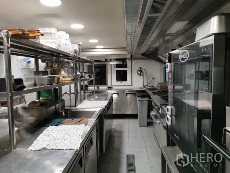 พื้นที่ขายปลีก ให้เช่า - ครัวสแตนเลสเชิงพาณิชย์ครบเครื่องพร้อมเตาอบ ระบบดูดควัน และเคาน์เตอร์เตรียมอาหาร