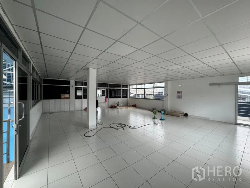 货栈 出租在Mueang Pathum Thani, Pathum Thani - 明亮的二楼办公室，瓷砖地、格栅吊顶与大窗。