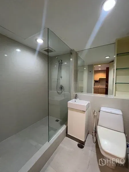 คอนโด ให้เช่าหรือขายในKhlong Toei, Bangkok - ห้องน้ำพร้อมตู้กระจกกั้นอาบน้ำ อ่างล้างหน้า และโถสุขภัณฑ์ ใต้ไฟดาวน์ไลท์