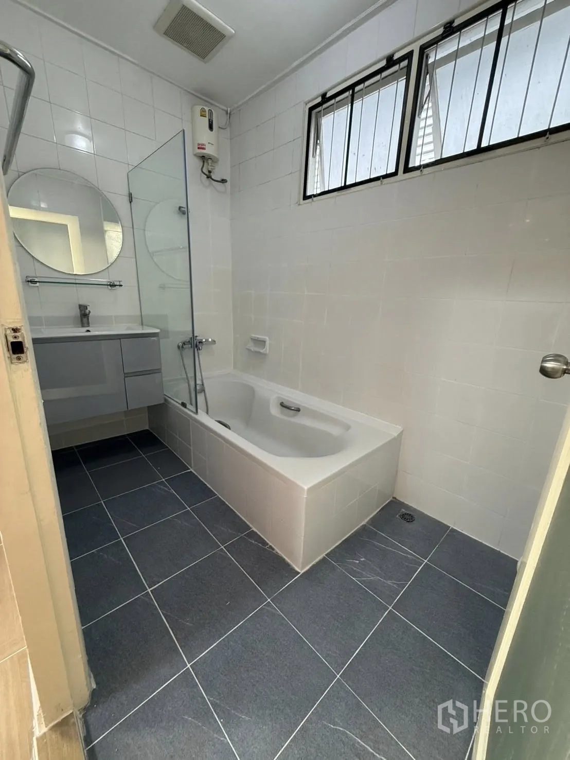 บ้านเดี่ยว for rent in Khlong Toei, Bangkok - ห้องน้ำมีอ่างอาบน้ำ เคาน์เตอร์อ่างล้างหน้า เครื่องทำน้ำอุ่น และหน้าต่าง