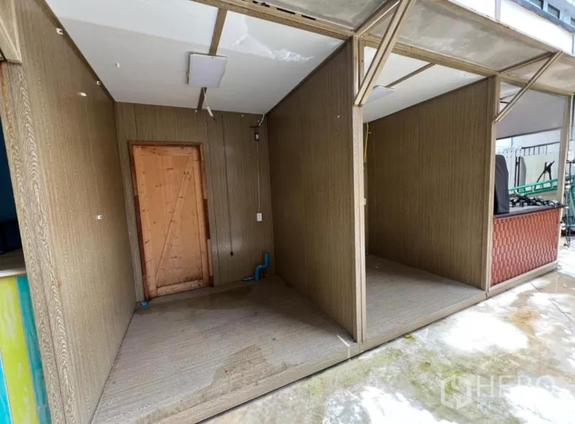 พื้นที่ขายปลีก ให้เช่าในKhlong Toei, Bangkok - แผงค้าสองคูหาเปล่า ผนังลามิเนตไม้ มีประตูเซอร์วิสและท่อน้ำ พร้อมปรับแต่ง