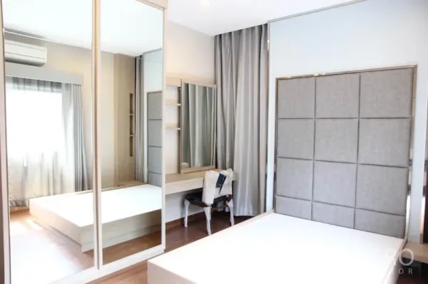 独立式住宅 出租在Bang Na, Bangkok - 主卧带软包床头、镜面衣柜、梳妆台与木地板