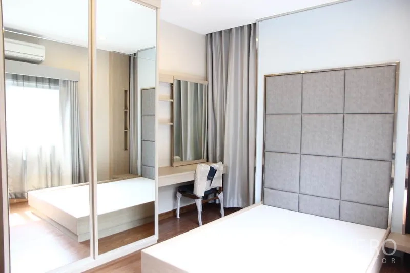 独立式住宅 出租在Bang Na, Bangkok - 主卧带软包床头、镜面衣柜、梳妆台与木地板