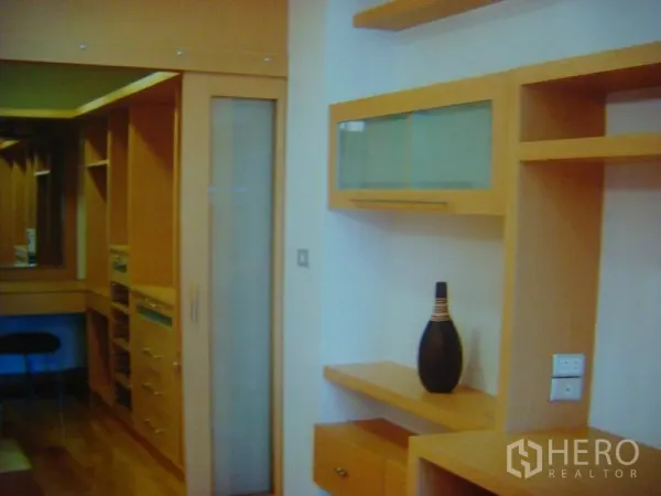 คอนโด ให้เช่าในPathum Wan, Bangkok - โซนแต่งตัวในห้องนอน ประตูบานเลื่อน ตู้เสื้อผ้าบิลท์อิน โต๊ะเครื่องแป้ง