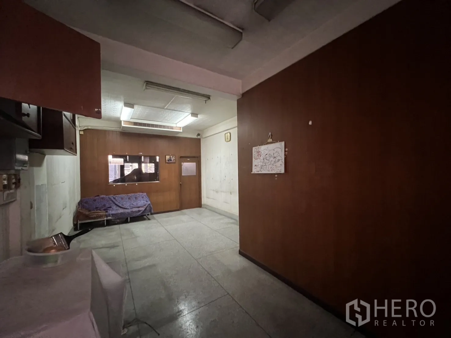 อาคารพาณิชย์ ให้เช่าในKhlong Toei, Bangkok - ห้องโล่ง ผนังไม้ ไฟนีออน และโซฟาขนาดเล็ก