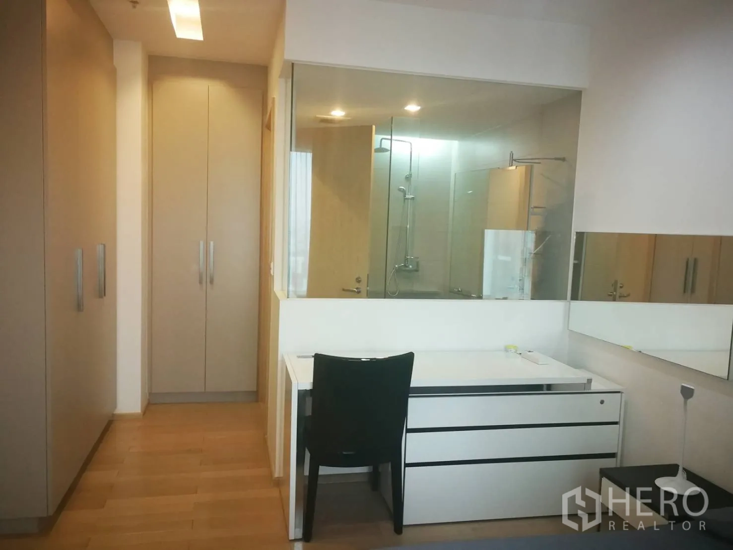 คอนโด ให้เช่าในKhlong Toei, Bangkok - โถงตู้เสื้อผ้าบิลท์อินและมุมทำงาน เชื่อมสู่ห้องน้ำกั้นกระจกพร้อมฝักบัว