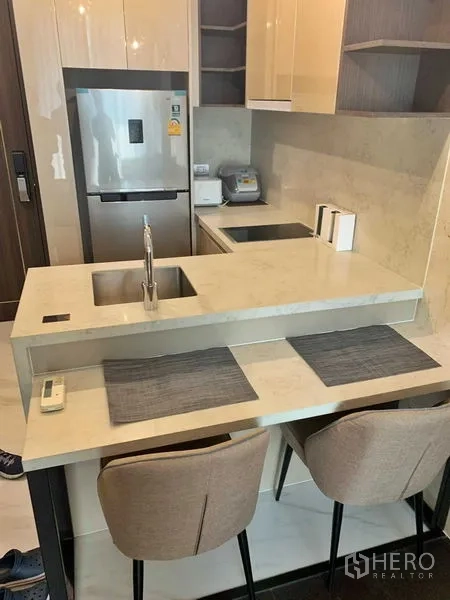 คอนโด ให้เช่าหรือขายในWatthana, Bangkok - เคาน์เตอร์ครัวพร้อมอ่างล้างจานและบาร์ทานอาหารสำหรับสองคน ท็อปหิน