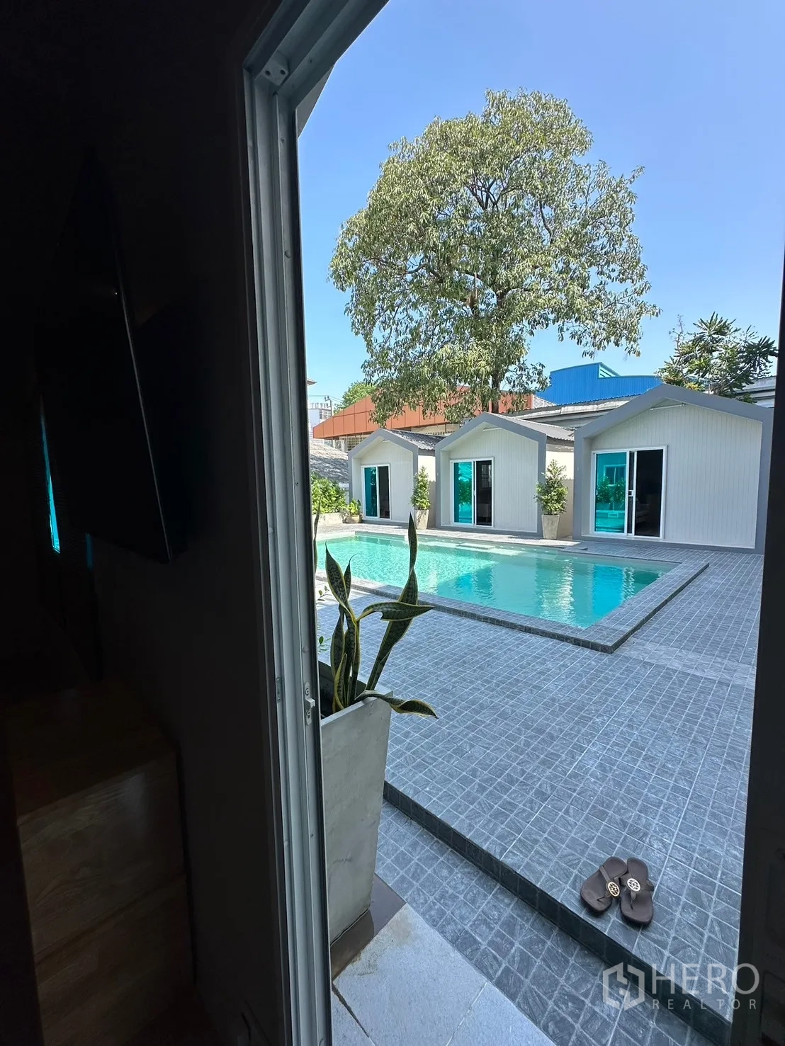 สำนักงานที่บ้าน ให้เช่าในSuan Luang, Bangkok - มองจากห้องออกไปยังสระว่ายน้ำส่วนตัวและบ้านพักริมสระ