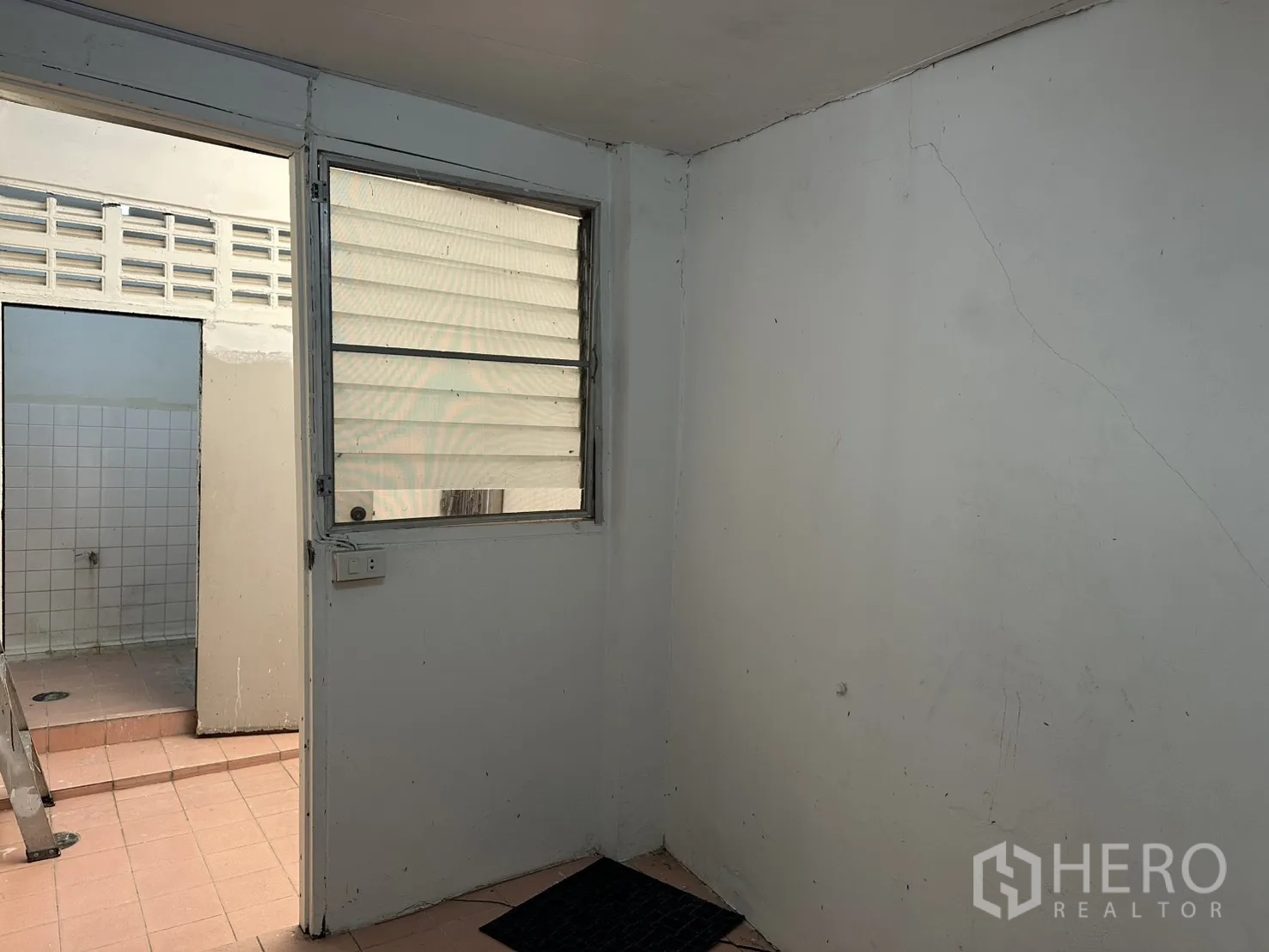 Home Office for rent in Watthana, Bangkok - Compact utility room with a louvered window near the wash area.