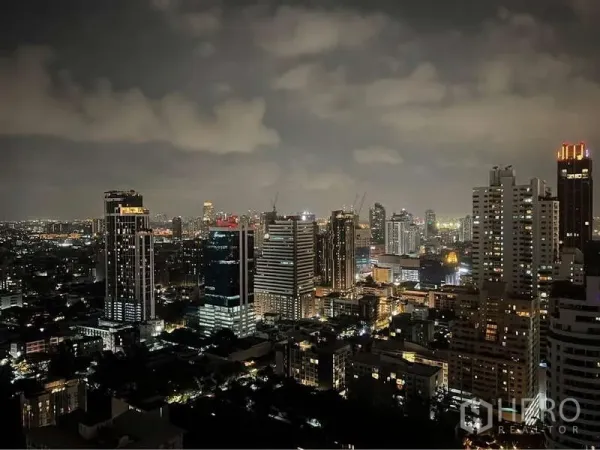 公寓 出售在Watthana, Bangkok - 高楼夜景，俯瞰曼谷素坤逸天际线。