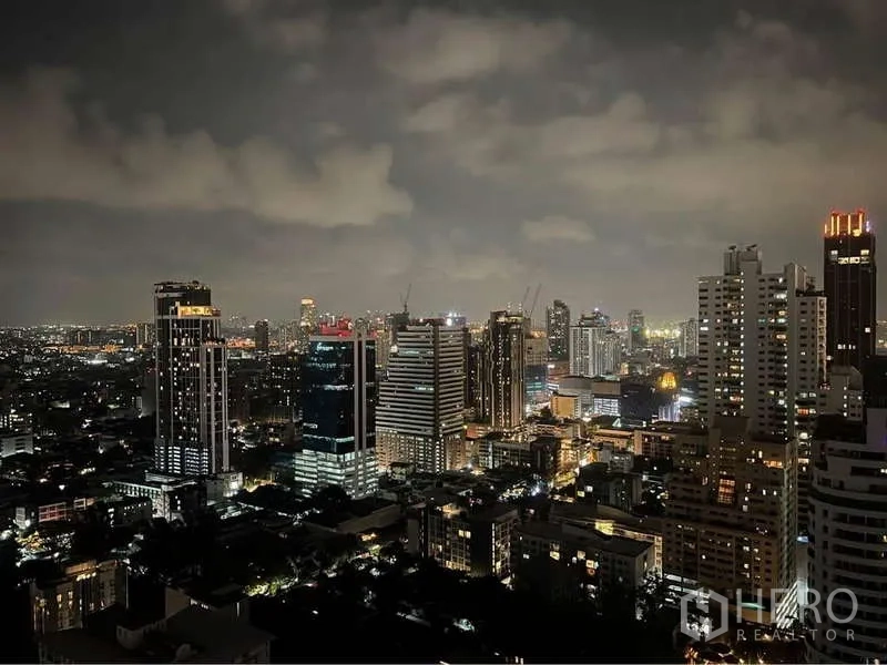 公寓 出售在Watthana, Bangkok - 高楼夜景，俯瞰曼谷素坤逸天际线。