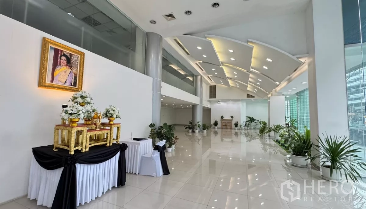 零售空间 出租在Huai Khwang, Bangkok - 宽阔大堂式零售区，现代照明、玻璃立面与一处装饰展示墙。