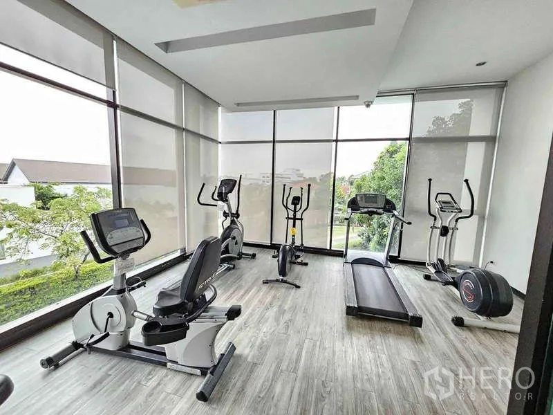 独立式住宅 出租在Prawet, Bangkok - 住区健身房，配跑步机、动感单车与椭圆机