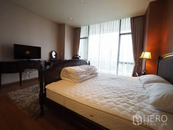 คอนโด ให้เช่าในSathon, Bangkok - ห้องนอนใหญ่ เตียงคิง เฟอร์นิเจอร์ไม้คลาสสิก และม่านโปร่ง