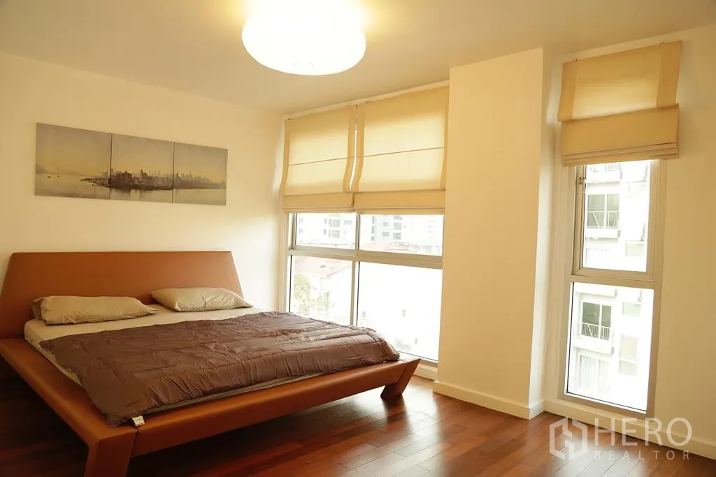 คอนโด ให้เช่าหรือขายในWatthana, Bangkok - ห้องนอนมุมกระจก หน้าต่างบานใหญ่ เตียงแพลตฟอร์มสมัยใหม่