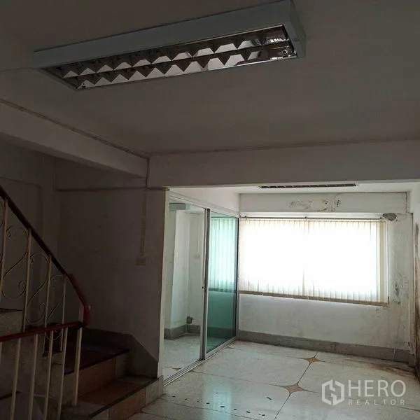 อาคารพาณิชย์ ให้เช่าในKhlong Toei, Bangkok - ชั้นล่างมีบันได ผนังกระจกบานเลื่อน และม่านบังแสงหน้าต่าง