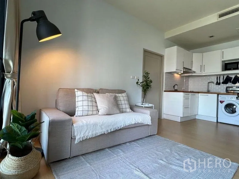 คอนโด ขายในWatthana, Bangkok - พื้นที่นั่งเล่นและครัวแบบโอเพนแปลน โทนสีอบอุ่น ในคอนโดวัฒนา