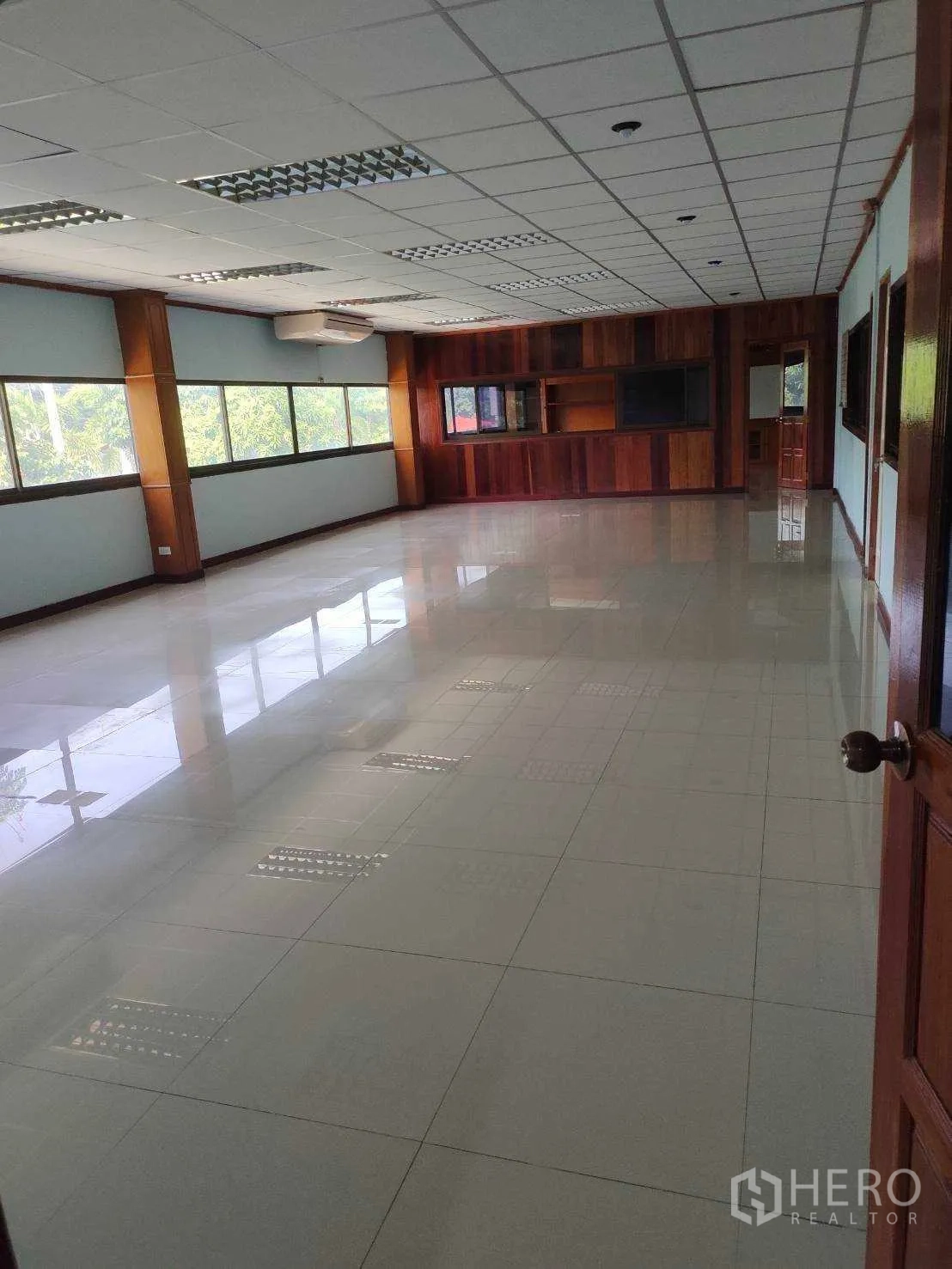 工厂 出售在Nikhom Phatthana, Rayong - 开放式办公室，大窗户、亮面地砖与木质装饰墙。