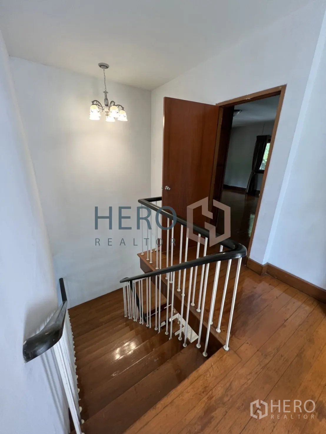 独立式住宅 出租在Watthana, Bangkok - 木踏步楼梯，白色栏杆与吊灯