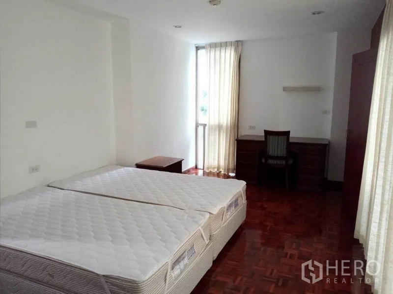 คอนโด ให้เช่าในWatthana, Bangkok - ห้องนอนที่สองกว้าง มีเตียงคู่ โต๊ะทำงาน และประตูออกระเบียง