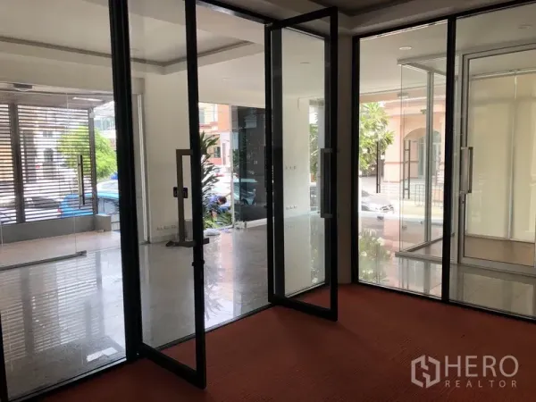 สำนักงานที่บ้าน ให้เช่าในWang Thonglang, Bangkok - มุมมองภายในผ่านประตูกระจกหลายบาน เชื่อมต่อห้องประชุมและพื้นที่ต้อนรับ