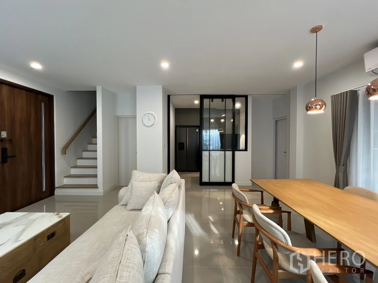 Detached House for rent in Prawet, Bangkok - Living–dining zone with glass partition to kitchen.