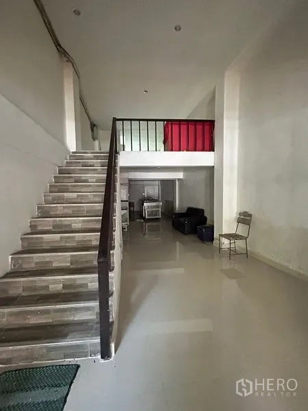 อาคารพาณิชย์ ให้เช่าในKhlong Toei, Bangkok - พื้นที่ชั้นล่างเพดานสูงพร้อมบันไดและชั้นลอยเพิ่มพื้นที่ใช้สอย