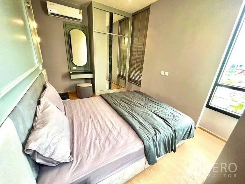 คอนโด ให้เช่าหรือขายในWatthana, Bangkok - ห้องนอนพร้อมตู้เสื้อผ้าบานกระจก โต๊ะเครื่องแป้ง และเครื่องปรับอากาศติดผนัง