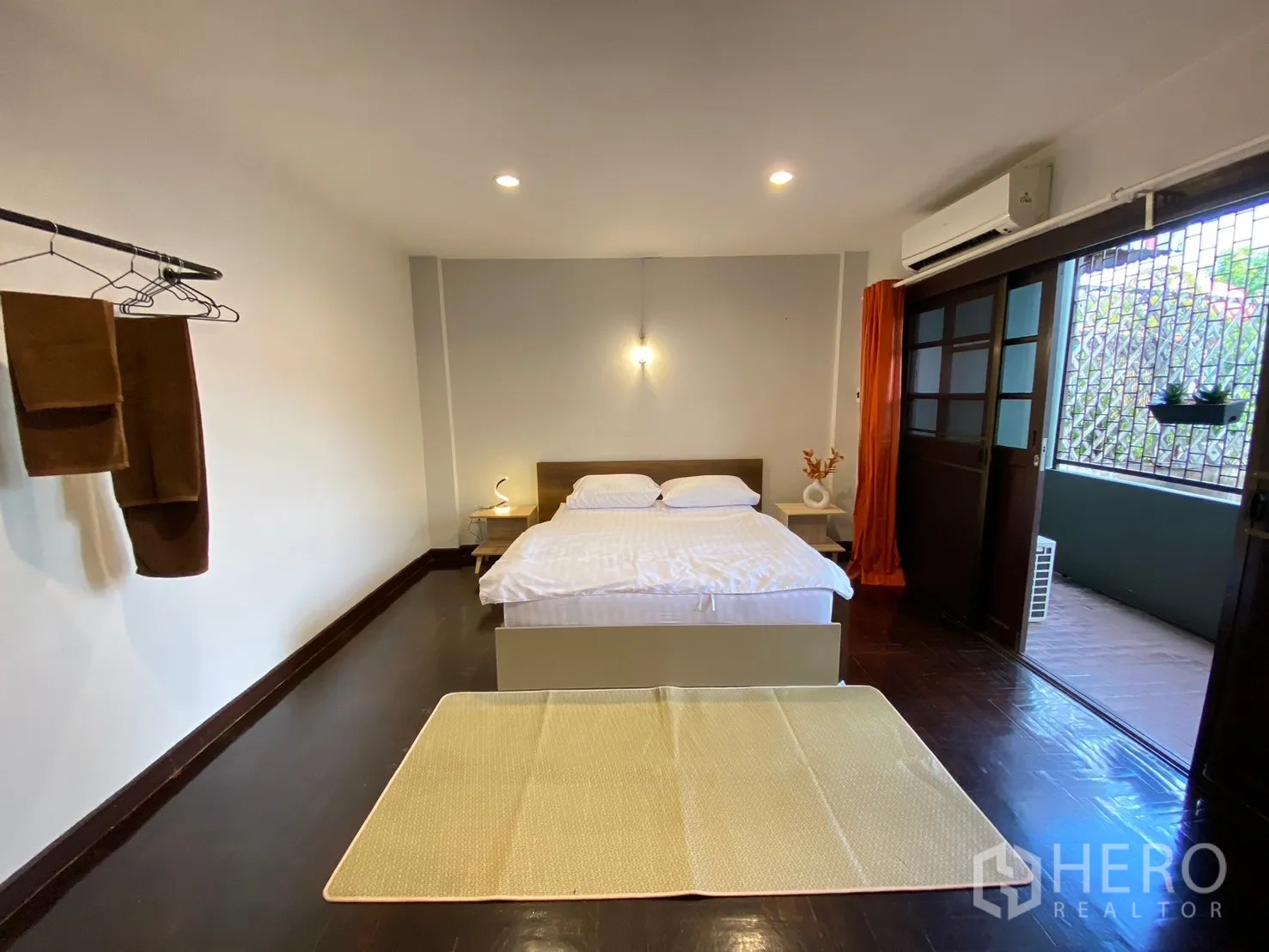 Home Office for rent in Watthana, Bangkok - Bedroom with double bed, sliding doors to a balcony and an air conditioner.