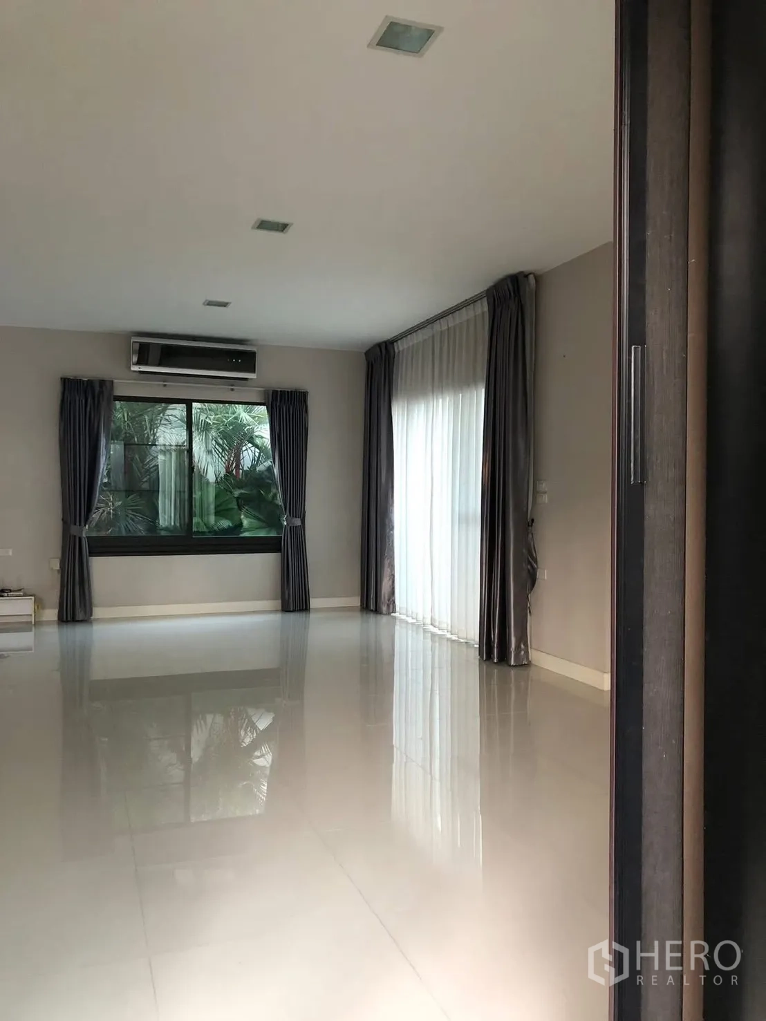 บ้านเดี่ยว for rent in Prawet, Bangkok - ห้องนั่งเล่นมีหน้าต่างกว้าง ผ้าม่านโปร่ง และพื้นกระเบื้องมันวาว