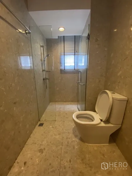 อพาร์ทเมนท์ ให้เช่าในWatthana, Bangkok - ห้องน้ำพร้อมฝักบัวกระจกแบบวอล์กอิน โถสุขภัณฑ์ และหน้าต่างรับแสงธรรมชาติ.