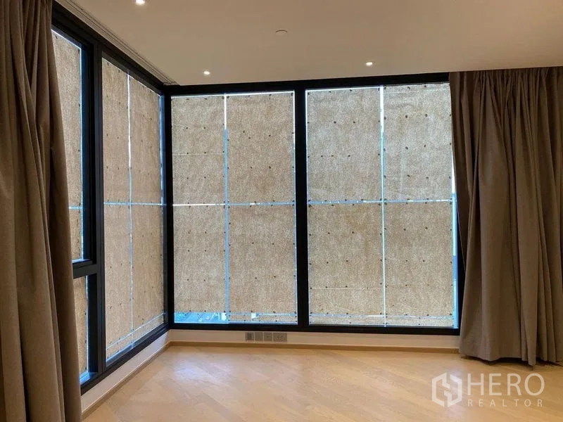 คอนโด ขายในDin Daeng, Bangkok - ห้องกว้างพร้อมกระจกเต็มบาน ผ้าม่านสีเทา และพื้นไม้สีอ่อน