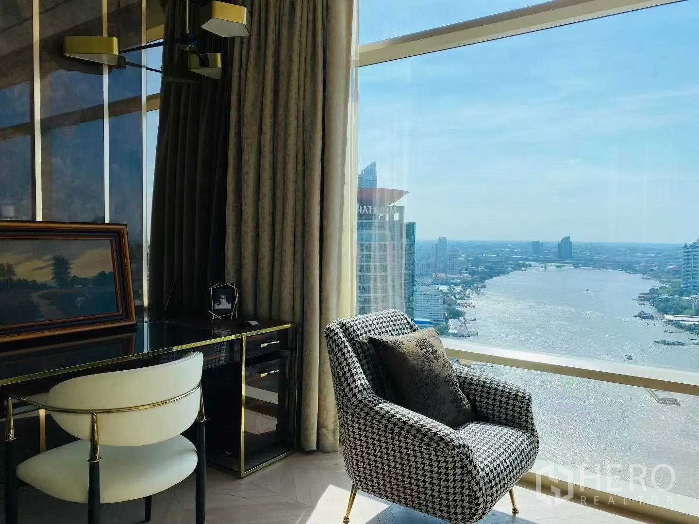 คอนโด for rent in Sathon, Bangkok - มุมทำงานพร้อมเก้าอี้และโต๊ะติดหน้าต่างบานใหญ่ ชมวิวแม่น้ำ