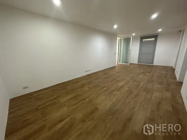 带办公室的家 出租在Phra Khanong, Bangkok - 狭长开放式办公室，木地板与推拉玻璃门。