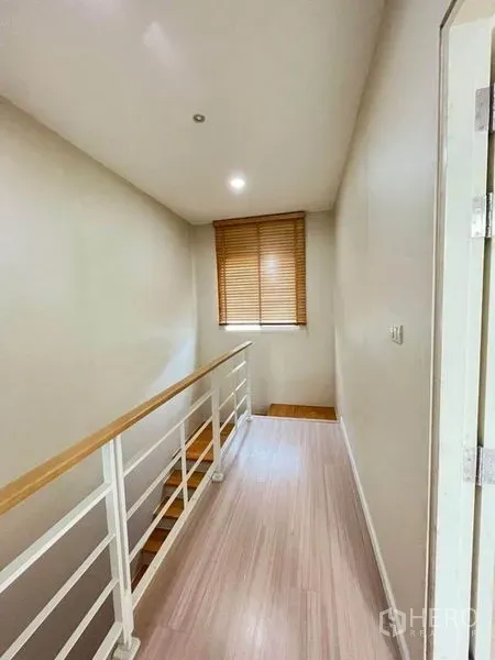 ทาวน์เฮาส์ ขายในBang Kapi, Bangkok - โถงทางเดินชั้นบน ราวเหล็กสีขาว มือจับไม้ พร้อมหน้าต่างมู่ลี่