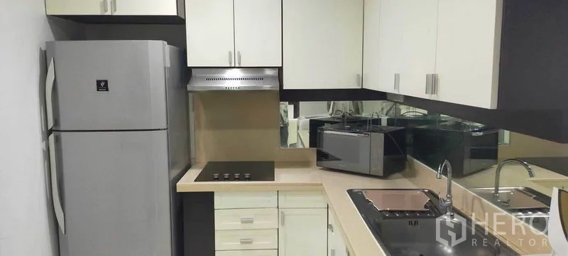 คอนโด ให้เช่าในWatthana, Bangkok - ครัวแยกพร้อมตู้เย็น เตาไฟฟ้า อ่างล้างจาน และตู้เก็บของสีขาว