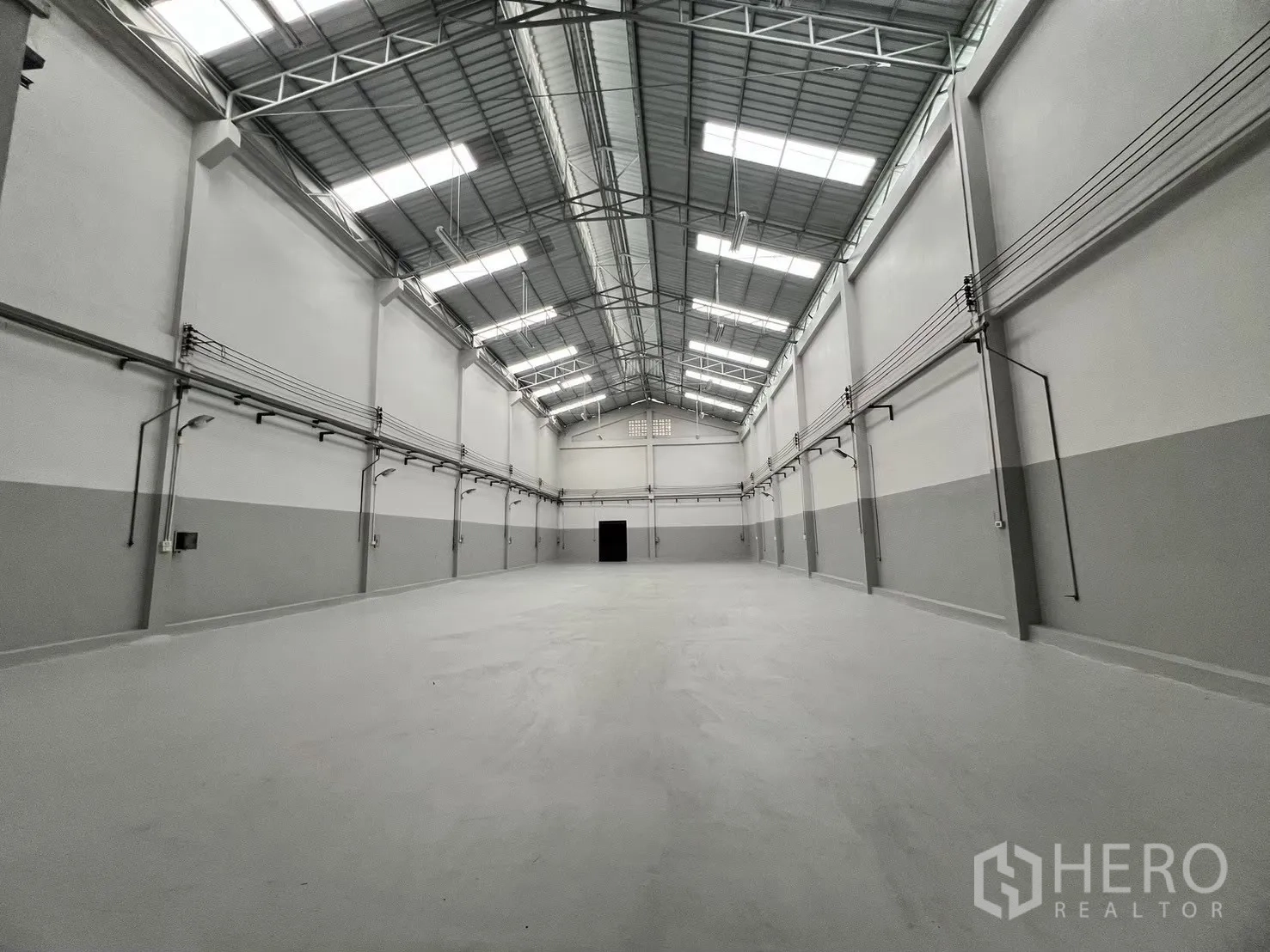 โรงงาน for rent in Bang Bua Thong, Nonthaburi - ฮอลล์ผลิตขนาดใหญ่พื้นเรียบและไฟส่องสว่างเหนือศีรษะ
