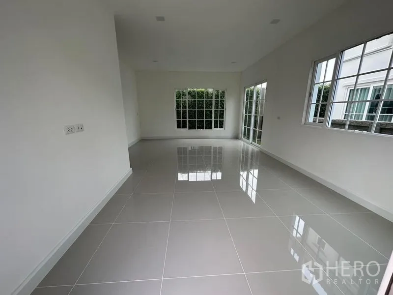 Detached House for rent - Bright open-plan living area with glossy tile flooring and large windows facing the garden.