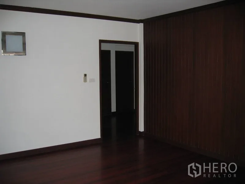 บ้าน ให้เช่าในWatthana, Bangkok - ห้องพื้นไม้ผนังไม้ตกแต่งพร้อมทางเข้าทางเดิน